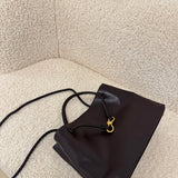 EMILIA™ – ALSIDIG, RAFFINERET TASKE