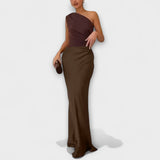 RIOLA™ – ELEGANT ONE-SHOULDER MAXIKJOLE MED PLISSERET FALD OG DRAMATISK FINESSE