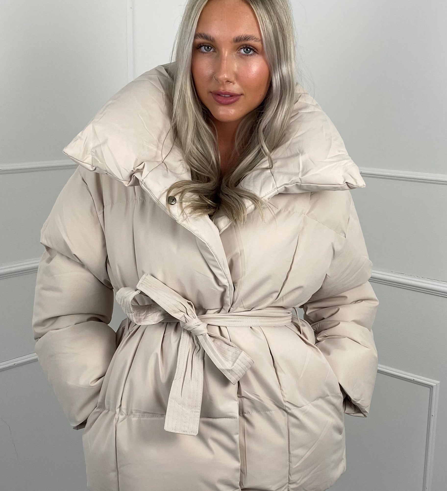 KARLY™ – KORT PUFFERJAKKE MED LOMMER I TALJEN
