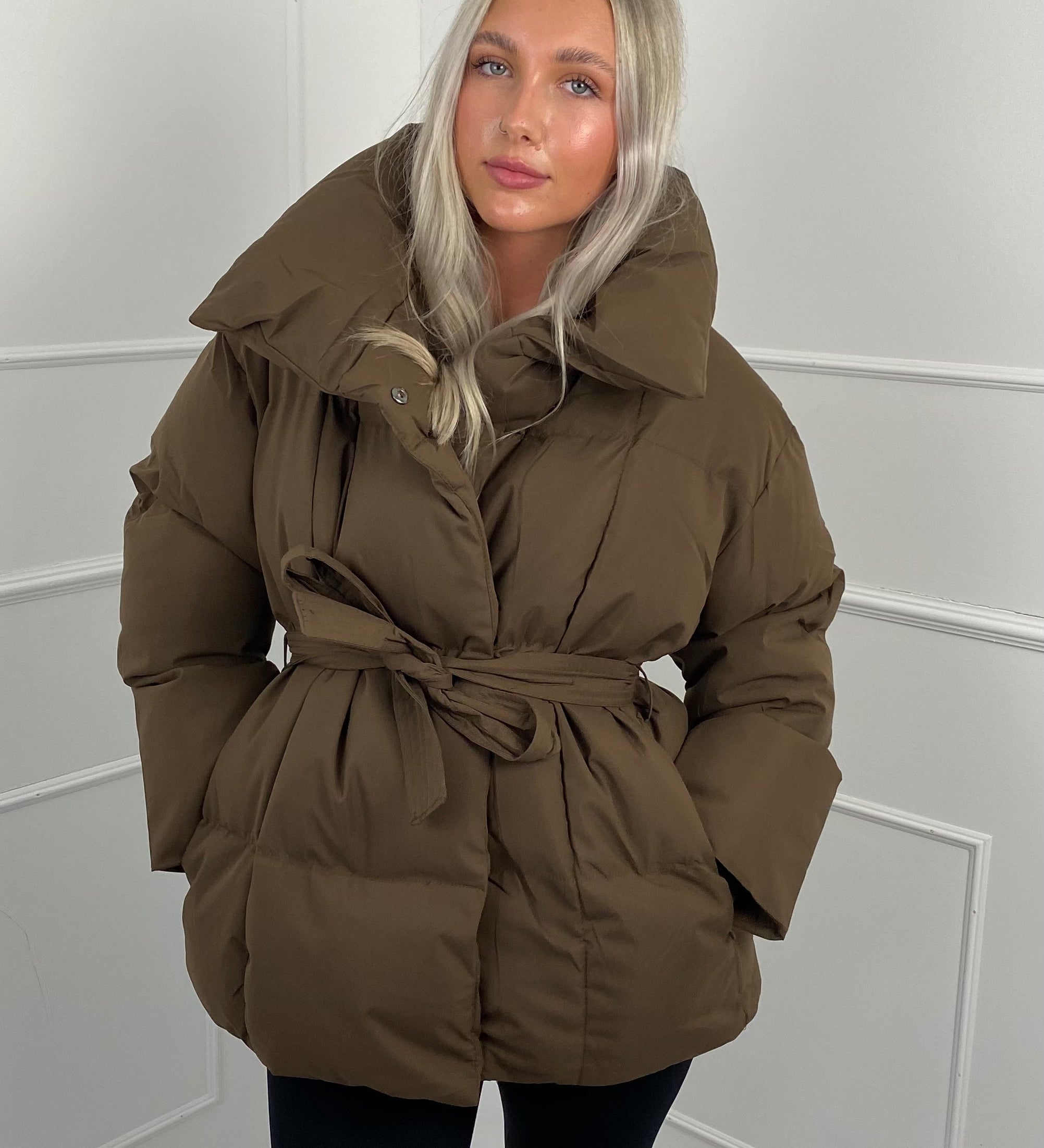 KARLY™ – KORT PUFFERJAKKE MED LOMMER I TALJEN